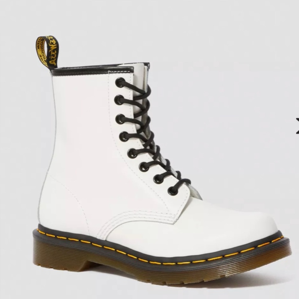 1460 Women’s Smooth Leather Lace Up Doc Martens